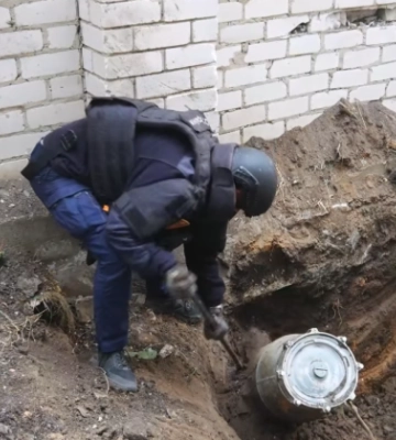 На Харьковщине обезвредили 500-килограммовую бомбу, которая упала на частный двор