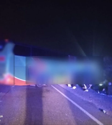Рух перекрито. На Львівщині сталася масштабна ДТП за участю автобуса з Варшави і вантажівки, двоє загиблих і 27 постраждалих