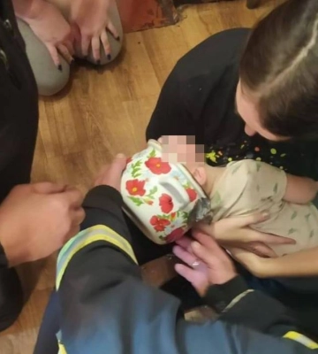 На Волині голова дитини застрягла у каструлі: що робили батьки