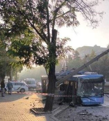 У центрі міста тролейбус врізався у стовп