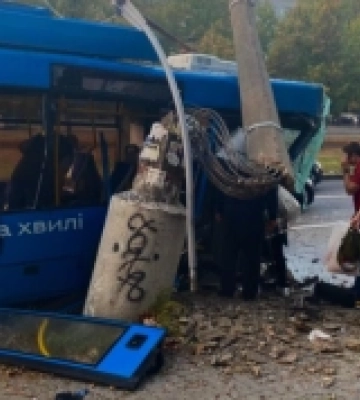 У центрі Миколаєві тролейбус врізався у стовп: є постраждалі