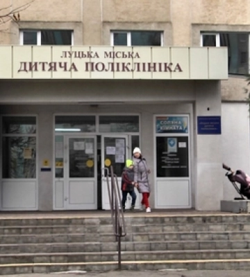 У Луцьку біля дитячої поліклініки покрали троянди