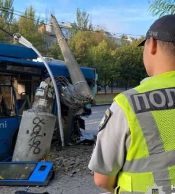 У центрі Миколаєві тролейбус врізався у стовп: є постраждалі