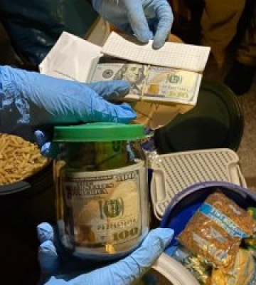 7000 доларів за зняття із військового обліку: миколаївські поліцейські ліквідували схему ухилення від мобілізації