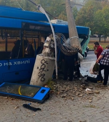 У центрі Миколаєві тролейбус врізався у стовп: є постраждалі
