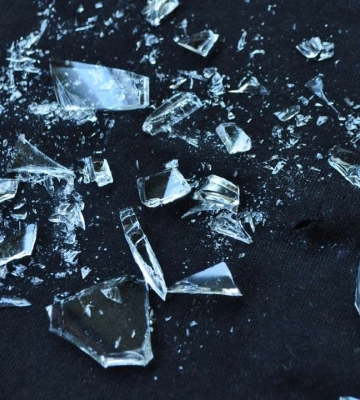 У Дніпрі чоловік викрав товар, вибив двері та втік з магазину