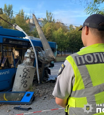 У центрі Миколаєві тролейбус врізався у стовп: є постраждалі