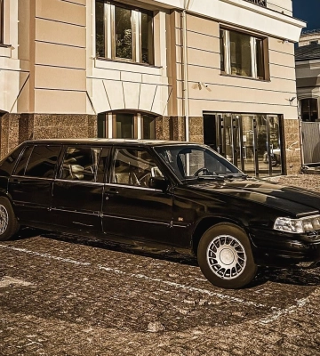 Раритет из 90-х: в Киеве заметили редкий шестидверный лимузин Volvo 
