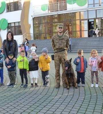Дошкільнятам у Рівному показали, як дресирувати собак (ФОТО)