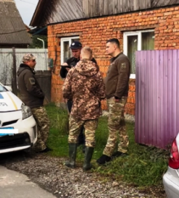 На Закарпатті під час затримання підозрюваного невідомі відкрили по ньому вогонь (відео)