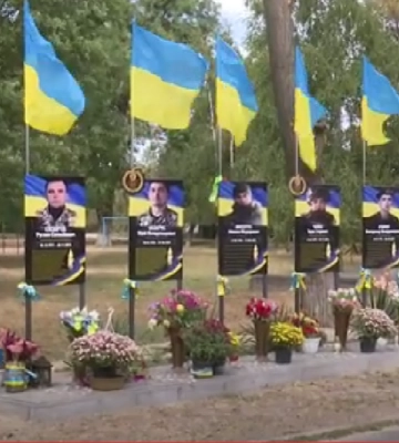 «У нас немає пострілів, але сюди везуть труни». Жителі волинського села збирають гроші на підтримку військових