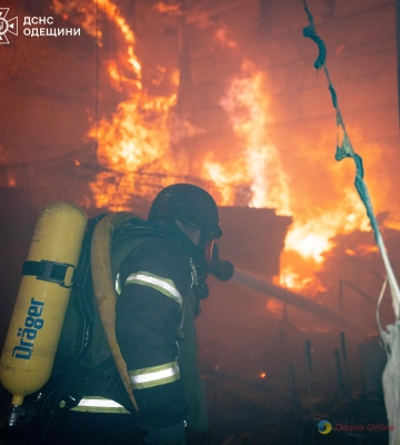 Одещина потрапила під удар ворога: через влучання безпілотників виникли пожежі, є постраждалі