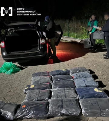Детективи БЕБ у Чернівецькій області викрили "бізнесменів", які ввозили брендові речі без сплати податків