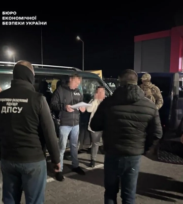 Наймали місцевих переносити брендовий одяг у ручній поклажі: у Чернівецькій області викрито схему контрабанди