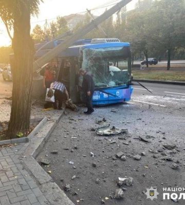 У Миколаєві тролейбус врізався в електроопору: постраждали пасажири, в тому числі діти