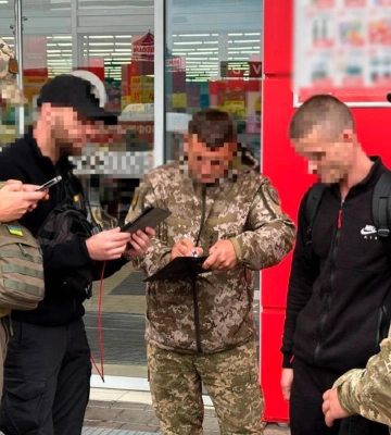 У Рівному працівники СБУ перевіряють документи громадян та оглядають автівки