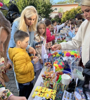 Учні чернівецького ліцею №9 зібрали чверть мільйона для ЗСУ на благодійному ярмарку