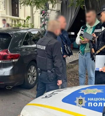 Зробила зауваження за неправильне паркування: у центрі Києва чоловік побив інспекторку