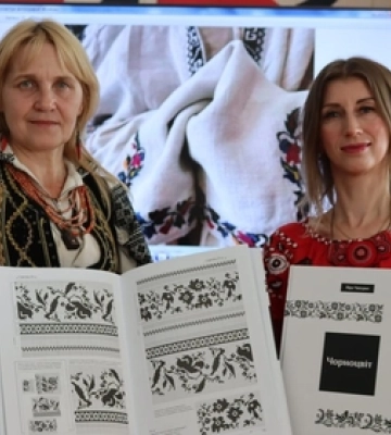 У Луцьку презентували книгу з орнаментами вишиваних сорочок кінця ХІХ — початку XX століть