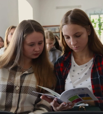 У Луцьку презентували книгу з орнаментами вишиваних сорочок кінця ХІХ — початку XX століть
