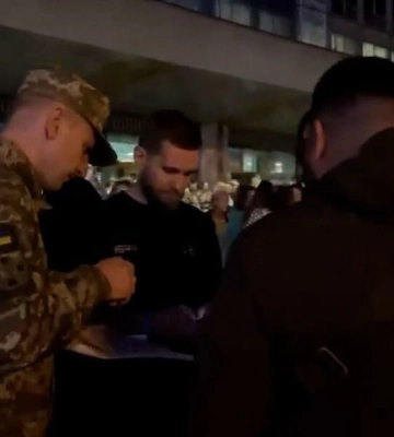 В Киеве после концерта "Океану Ельзи" работники ТЦК массово проверяли мужчин. Видео