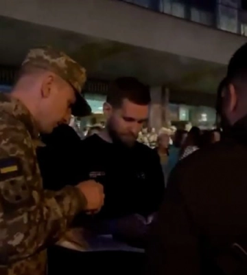 У Києві ТЦК навідався на концерт відомого гурту (ВІДЕО)