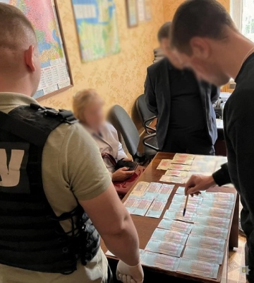 На Кіровоградщині працівниця закладу освіти за хабарі сприяла в ухиленні від мобілізації