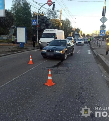 У Житомирі легковик «Skoda» на вулиці Івана Сльоти збив жінку похилого віку