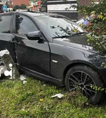 В Одесі водій автівки BMW зніс стовп та втік