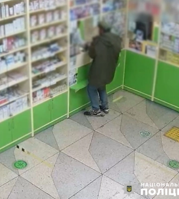 У Києві затримали зловмисника, який пограбував аптеку та потрощив двері магазину. ФОТО