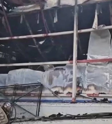 Внаслідок російського обстрілу в одному з мікрорайонів Херсона спалахнула масштабна пожежа