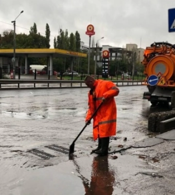 На вулиці Одеси через негоду вивели аварійні бригади