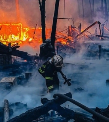 Під Києвом виникла масштабна пожежа, горів ресторанний комплекс
