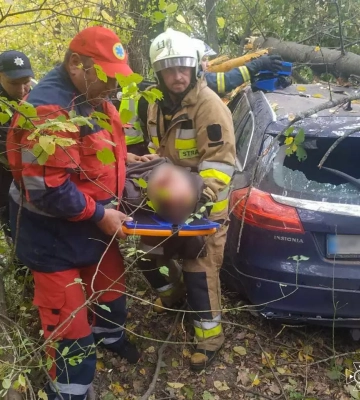 На Вінниччині легковик вилетів з дороги у дерево, пораненого водія діставали рятувальники. ФОТО