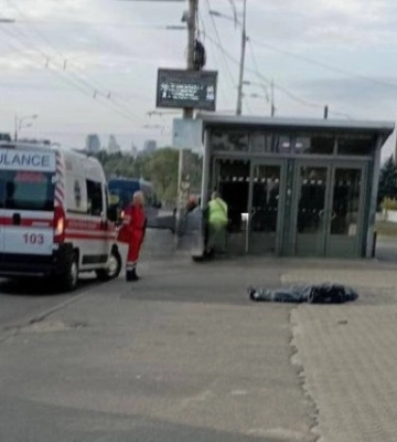 Очікував маршрутку: у Дніпрі на зупинці помер чоловік