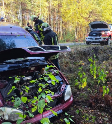 На Волині автівка злетіла у кювет і перекинулася на дах: постраждала жінка