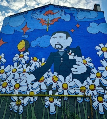 У ромашковому полі з котом на руках. У Києві з’явився мурал, на якому зображений очільник ГУР Кирило Буданов