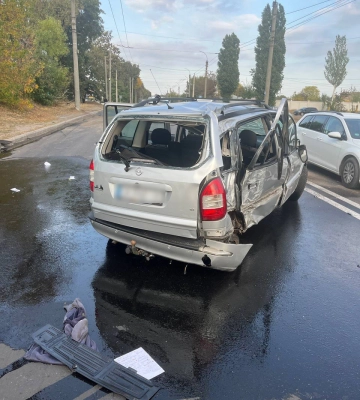 У Черкасах внаслідок ДТП перекинувся легковик: водій та двоє пасажирів у шпиталі