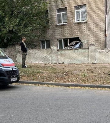 На Дніпропетровщині Lexus влетів у будівлю школи: водій втік з місця ДТП