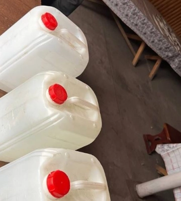 У селі на Волині продавчиня в магазині зберігала безакцизні цигарки та самогон