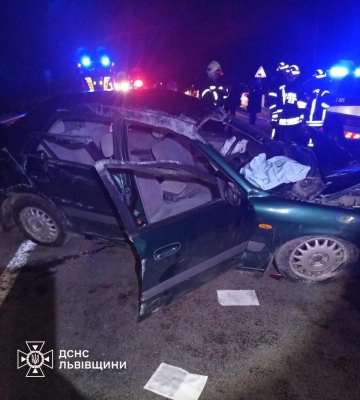 Рятувальники після ДТП у Львівському районі деблокували водія з понівеченої автівки, - ФОТО