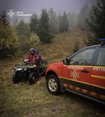 На Львівщині рятувальники знайшли чотирьох заблукалих грибників