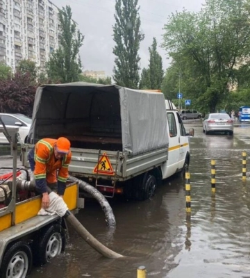 Київ накрила злива: дощова каналізація не може впоратись, по місту підтоплення
