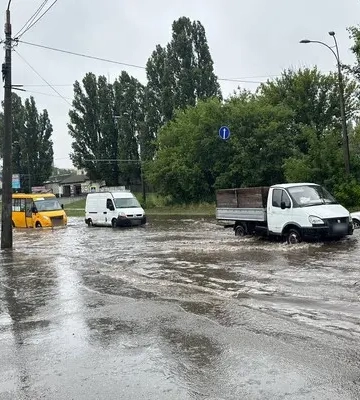 Київ накрила злива: дощова каналізація не може впоратись, по місту підтоплення