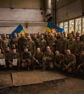 Командир 104-ї бригади ТрО Рівненщини вручив військовим посвідчення УБД і нові пагони