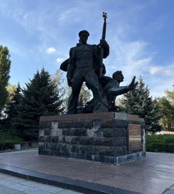 У Кременчуці погодилися демонтувати пам’ятник, присвячений морякам більшовицької флотилії