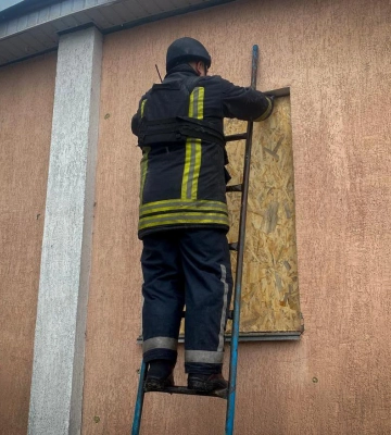 У Глухові рятувальники провели аварійно-відновлювальні роботи на місці ворожого удару (ВІДЕО)