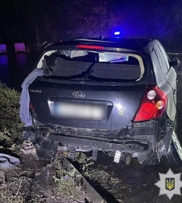 У Черкасах легковик KIA Ceed зніс електроопору: є загиблий та двоє поранених. ФОТО