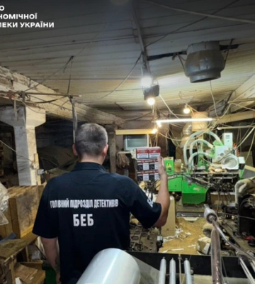 На Закарпатті БЕБ знайшло у стайні замаскований підпільний цех, де масштабно виготовляли сигарети