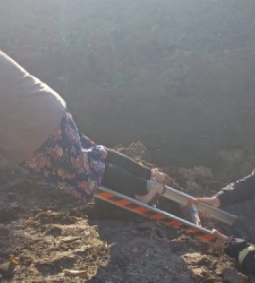 У Львові рятувальники витягли з двометрової траншеї 81-річну жінку